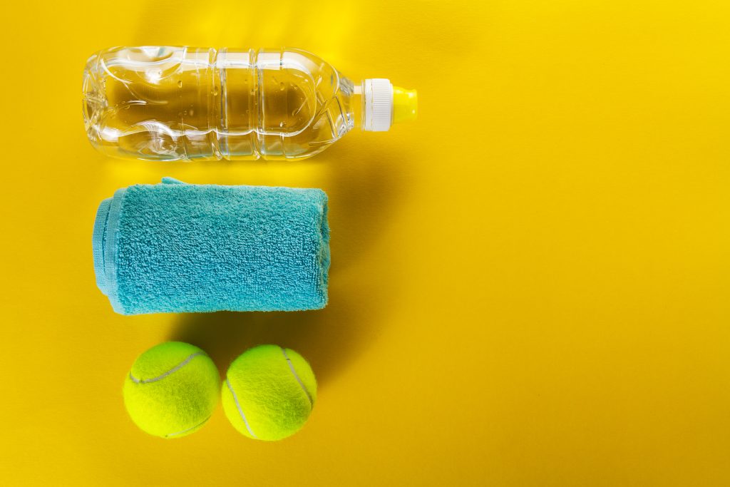  بطری آب و حوله ورزشی