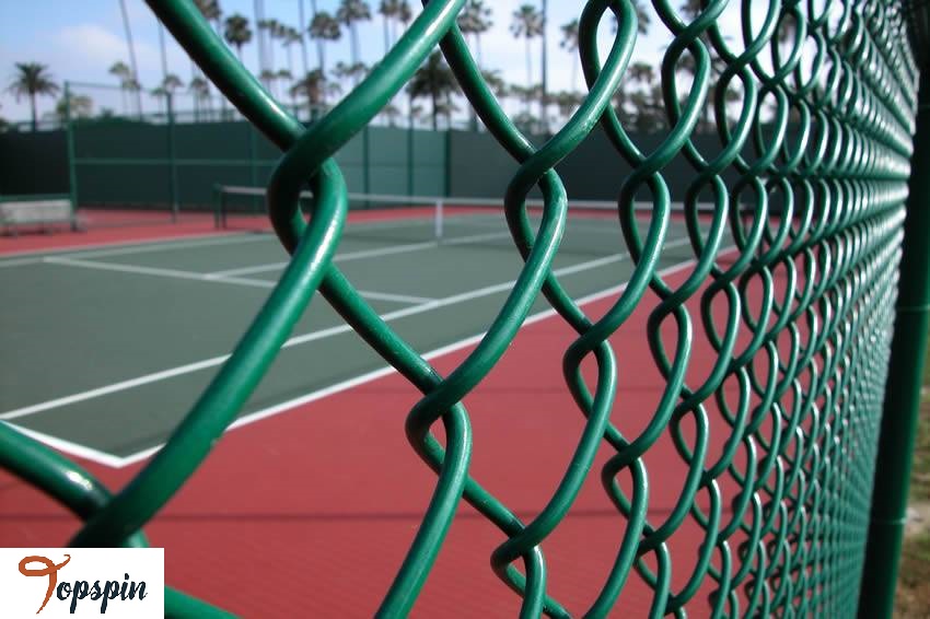 استانداردها و مقررات مرتبط با فنس‌کشی زمین تنیس