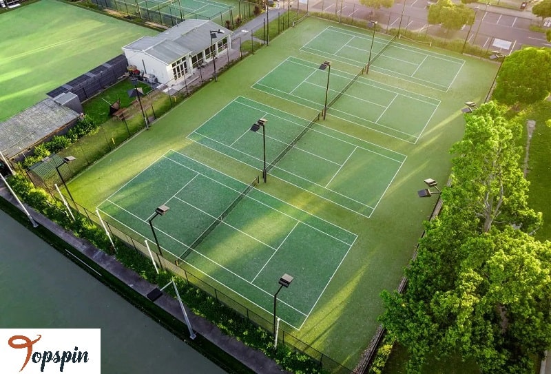 چه عواملی بیشترین تأثیر را بر سوددهی زمین تنیس تجاری دارند؟