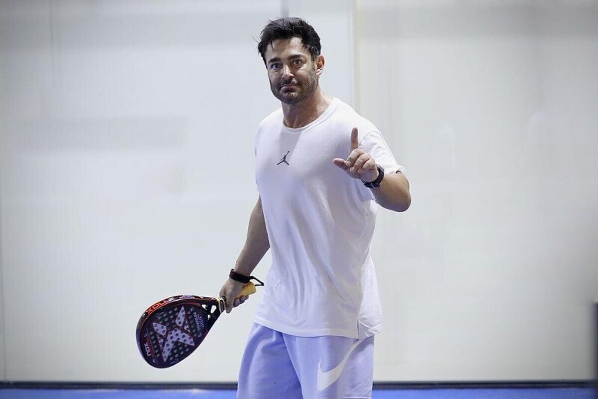 محمدرضا گلزار درحال بازی کردن پدل