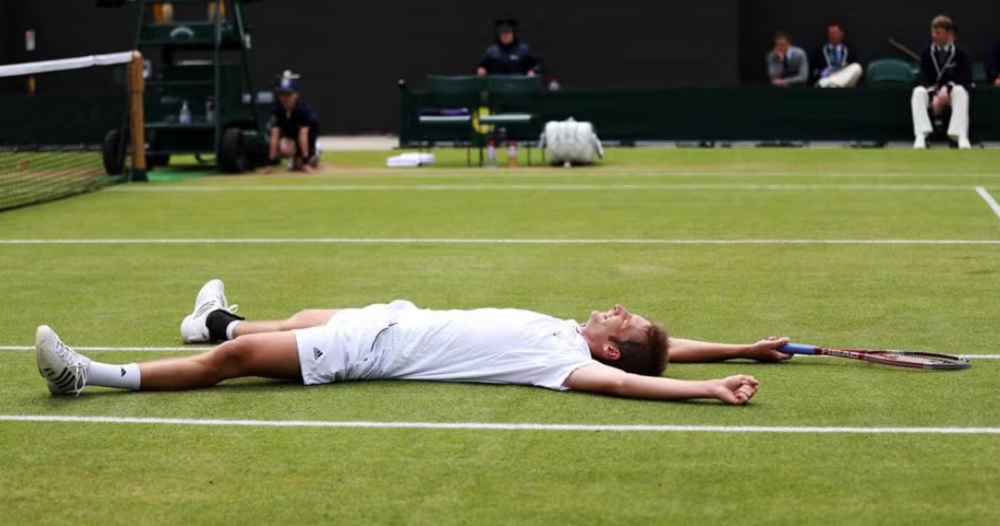 عکس مردی که بعد بازی تنیس خسته شده