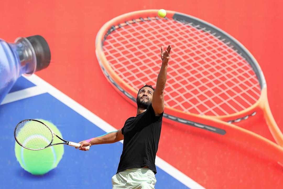 امیر جدیدی درحال بازی تنیس